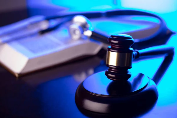 Prawo Medyczne Gavel Kodeks Prawny Stetoskop Szklanym Stole Niebieskie Światło — Zdjęcie stockowe