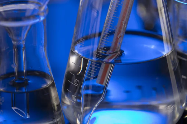 Laboruntersuchungen Glasröhren Und Becher Auf Blauem Hintergrund — Stockfoto