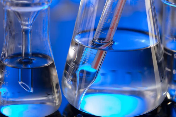 Investigações Laboratoriais Tubos Copos Vidro Sobre Fundo Azul — Fotografia de Stock