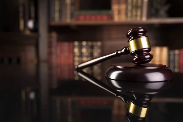 มกฎหมาย องพ พากษา เกเวลอย บนโต าตาล คอลเลกช นของหน อกฎหมายในช นวางหน — ภาพถ่ายสต็อก