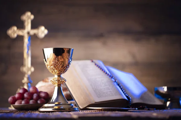 Katholisches Religionskonzept Katholische Symbolkomposition Kreuz Bibel Rosenkranz Und Goldener Kelch — Stockfoto