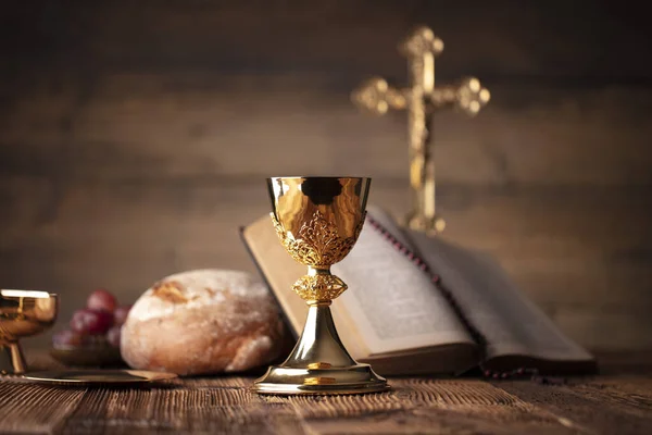 Katholisches Religionskonzept Katholische Symbolkomposition Kreuz Bibel Rosenkranz Und Goldener Kelch — Stockfoto