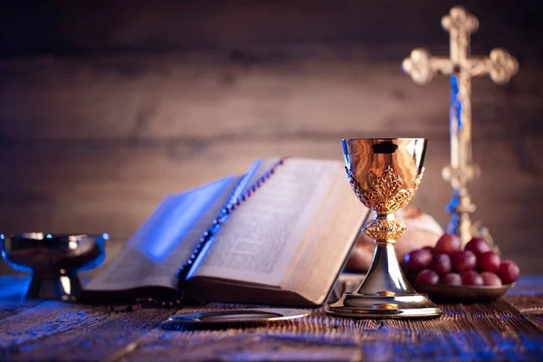 Conceito Religião Católica Composição Símbolos Católicos Cruz Bíblia Sagrada Rosário — Fotografia de Stock