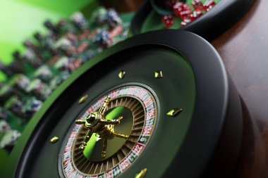 Kumarhane. Kumar oyunları teması. Kumarhanedeki rulet çarkı, zar ve poker fişleri yeşil masa gibiydi..