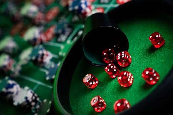 Kasino Spelande Spel Tema Roulette Hjul Tärningar Och Pokermarker Kasinot — Stockfoto