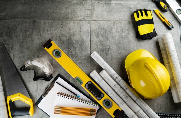 Conceito Empreiteiro Kit Ferramentas Empreiteiro Hardhat Amarelo Libella Serra Manual — Fotografia de Stock