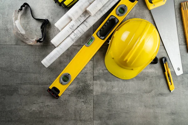 Conceito Empreiteiro Kit Ferramentas Empreiteiro Hardhat Amarelo Libella Serra Manual — Fotografia de Stock