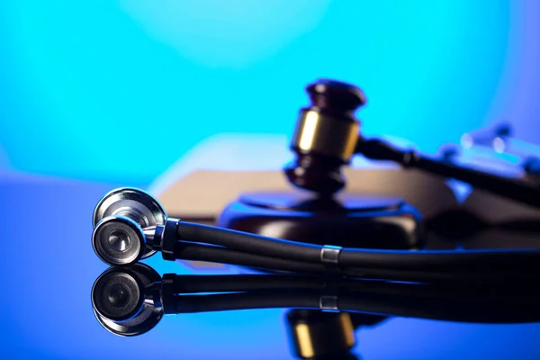 Conceito Direito Médico Gavel Themis Código Legal Estetoscópio Mesa Vidro — Fotografia de Stock