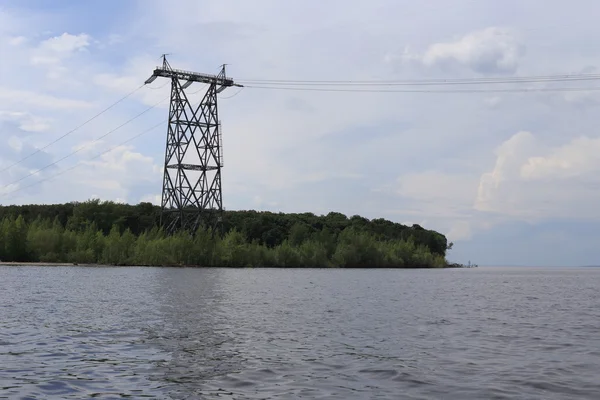 Suministro de electricidad y naturaleza — Foto de Stock