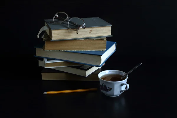 Wissen kann nicht gekauft werden, lesen Sie ein Buch in ihnen die Weisheit der Menschheit — Stockfoto