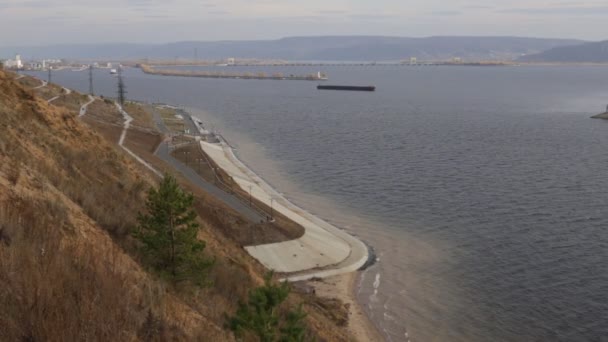 Vody, lodě, raid, Poláci, trať, příroda, vlna, moře, ostrov, mountain, pobřeží, krajina, vítr, surfování, seascape, obloha, cestování, pláž, rock, modrá, okraje, cliff, kamene, pohled, horizont, barva, zvlnění, nábřeží, ostrov, potápění, tyrkysová, obrázek, letn — Stock video