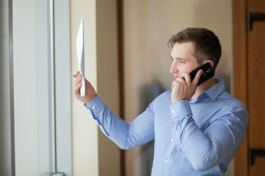 evden çalışan ve telefonda konuşurken satıcısı