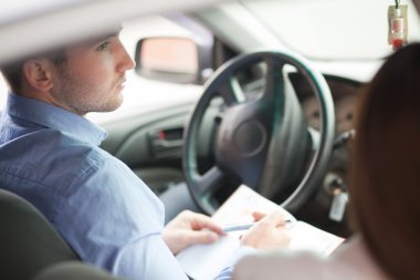 Koltukta oturan Not Defteri ile işadamı pencereden dışarı bakıyor