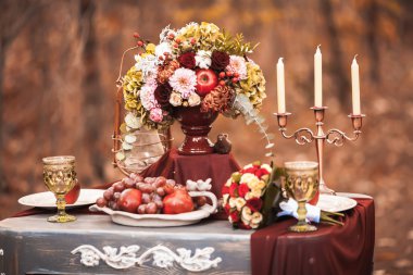 Düğün masası kırsal tarzda ayarlanıyor.