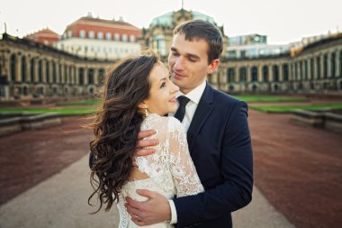Gelin ve damat eski şehrin sokaklarında poz