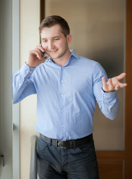 Heureux homme d'affaires parlant au téléphone au bureau — Photo