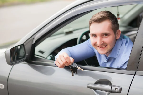 Jovem feliz segurando chaves para carro novo — Fotografia de Stock
