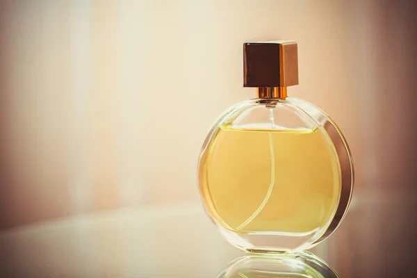 Bottle of woman perfume on light background with copy space. Ton — Stock Photo, Image