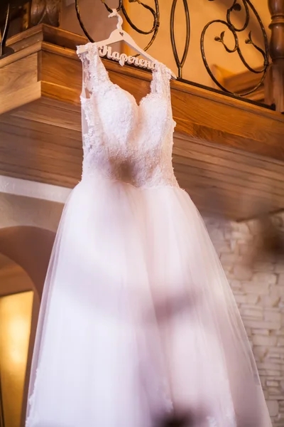 Robe de mariée blanche sur les épaules, avant la cérémonie — Photo