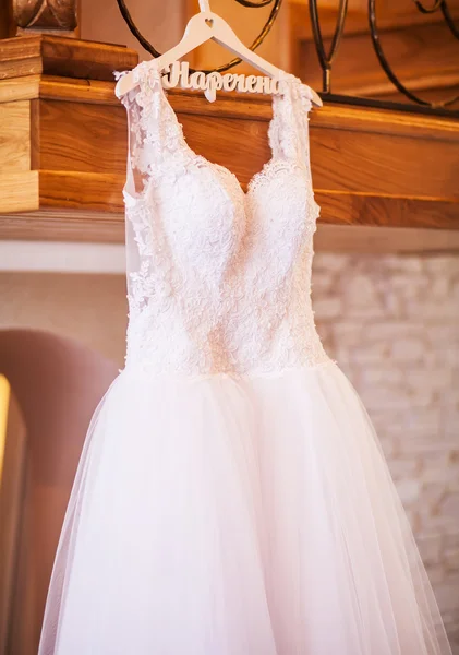 La robe de mariée parfaite avec une jupe pleine sur un cintre dans le r — Photo