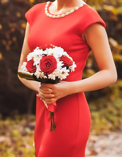 Beau bouquet de mariage entre les mains de la mariée — Photo