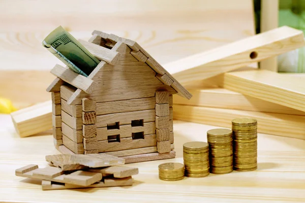 Bloque de madera con monedas. (financiación, propiedad y préstamo hipotecario — Foto de Stock