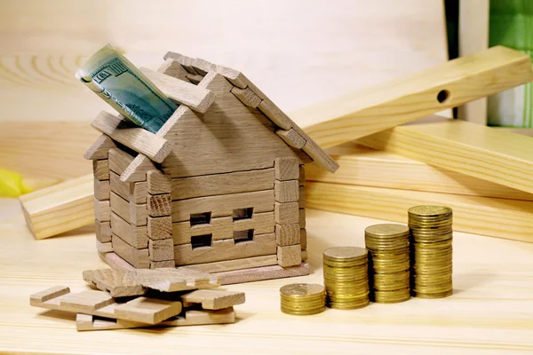 Bloque de madera con monedas. (financiación, propiedad y préstamo hipotecario — Foto de Stock