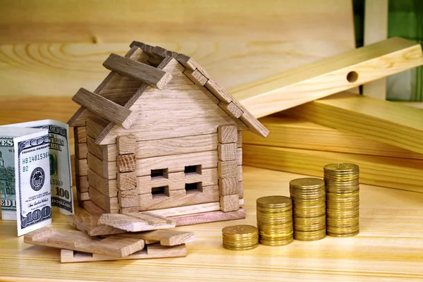 Casa en miniatura con pila de monedas — Foto de Stock