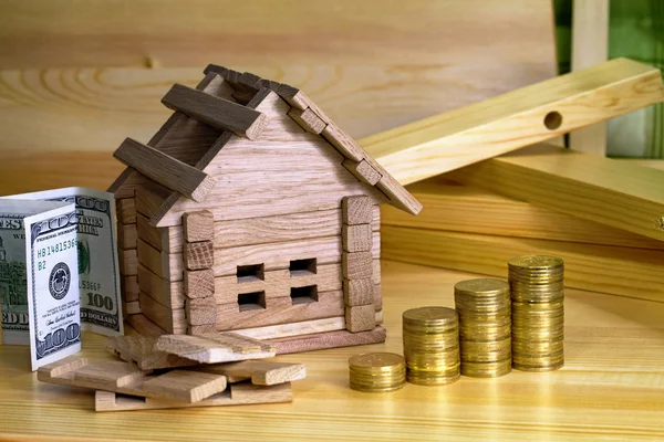 Bloque de madera con monedas. (financiación, propiedad y préstamo hipotecario — Foto de Stock