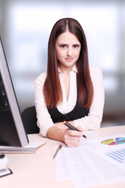 Ofis Masası ile bir yüklü, gülümseyen bir işkadını portresi