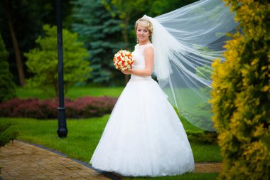 bir ormandaki açık havada güzel gelin.