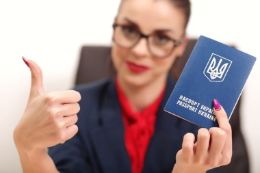 Bir pasaport Ukrayna ve yükseltilmiş başparmak tutan güzel genç kadın