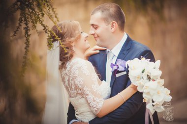 Gelin ve damat gün açık havada yürüyüş düğününde Doğa bahar