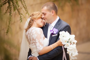 Gelin ve damat gün açık havada yürüyüş düğününde Doğa bahar