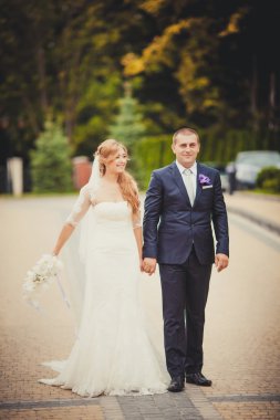 Gelin ve damat gün açık havada yürüyüş düğününde Doğa bahar