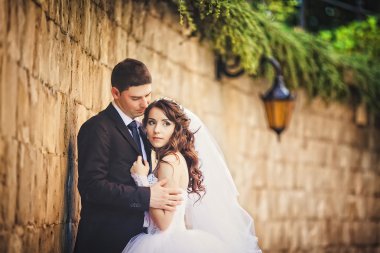 Gelin ve damat gün açık havada yürüyüş düğününde Doğa bahar