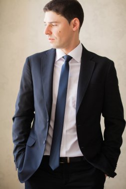 Kendimi süre ararken bir genç yakışıklı iş adam resmi