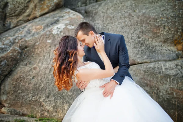 Bruden och brudgummen på bröllop dag kramas utomhus på vår natur — Stockfoto