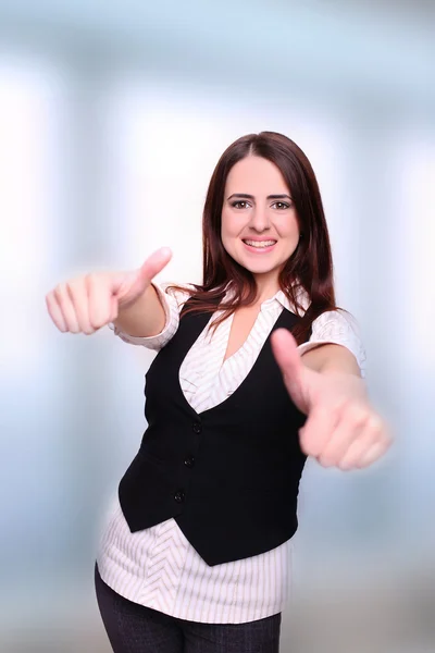 Счастливая женщина показывает большой палец вверх жест на белом фоне — стоковое фото