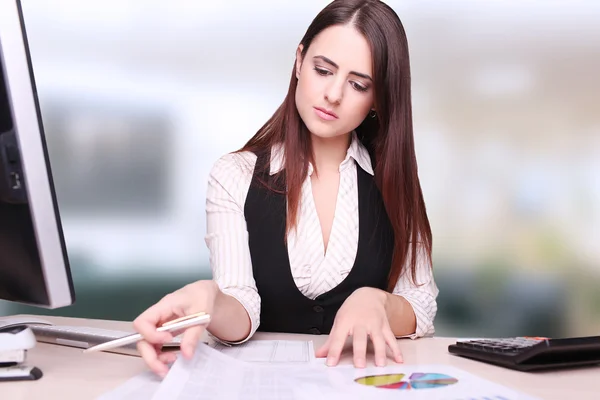Portrait of a beautiful young business woman doing some paperwor — Stockfoto