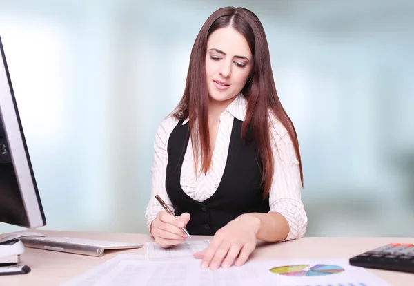 Retrato de la joven empresaria feliz sentada en el escritorio Calculatin —  Fotos de Stock