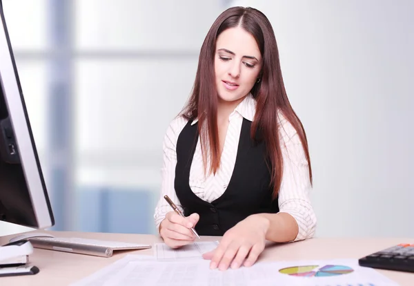 Portrait Of Happy Young Businesswoman Sitting At Desk Calculatin — Stock Photo, Image