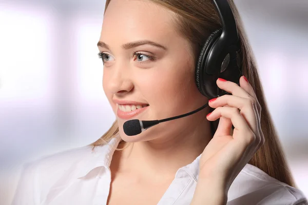 Smiling call center young woman ready for support and contact, i — Stock Photo, Image