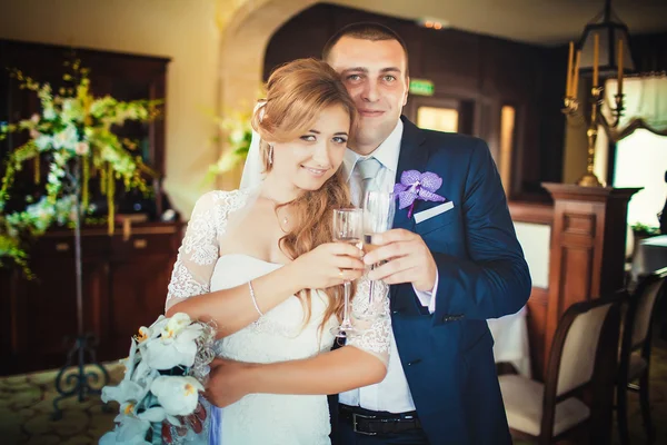 Apenas casal abraço, abraço par de casamento, Noiva e Gro — Fotografia de Stock