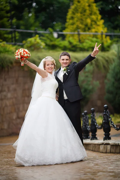 Novia y novio felices en un parque el día de su boda — Foto de Stock