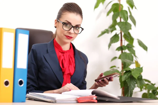 Schöne Geschäftsfrau arbeitet im Büro — Stockfoto