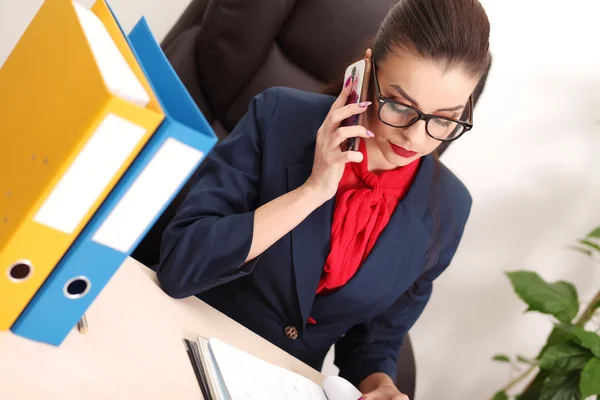 Femme d'affaires jeune et attrayante travaillant dans le bureau — Photo