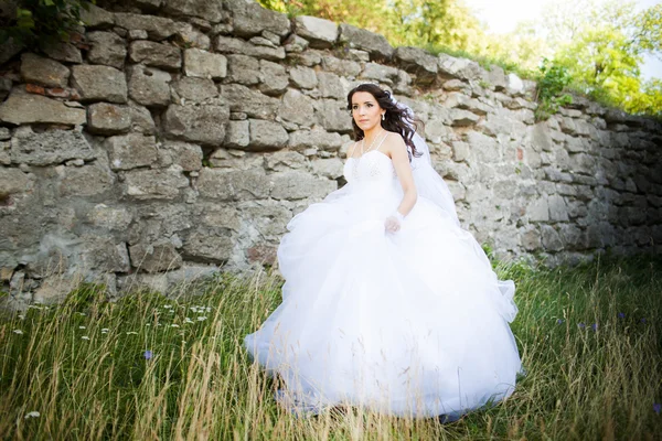 Πανέμορφο κομψό νύφη σε εκλεκτής ποιότητας λευκό φόρεμα, το περπάτημα σε το par — Φωτογραφία Αρχείου
