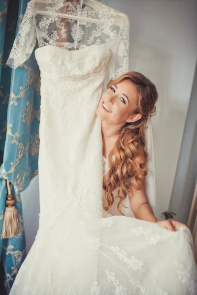 Gelukkig en stijlvolle schattige blonde bruid kleden voor haar bruiloft in t — Stockfoto