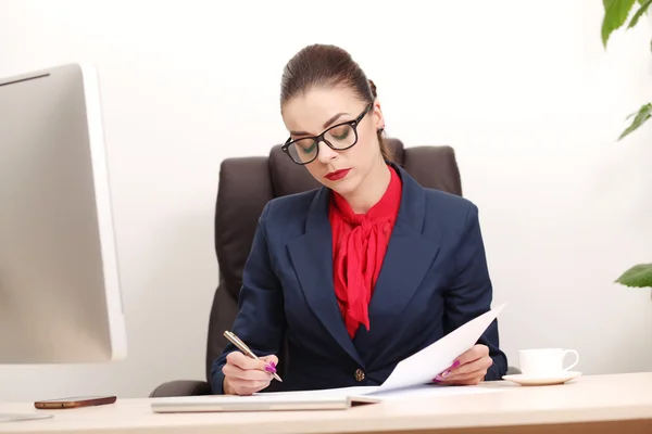 Młoda i atrakcyjna kobieta pracuje w biurze — Zdjęcie stockowe